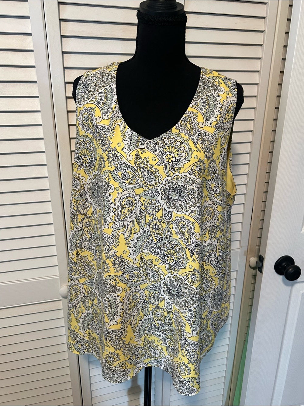 Ellen Tracy Yellow and Gray Paisley V-Neck Sleeveless Top